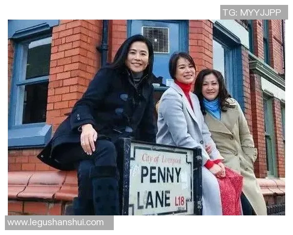 足球传奇老将同框合影视频展现岁月的魅力与友谊的珍贵瞬间